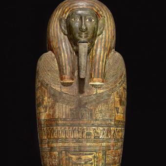 Exposición Momias del Antiguo Egipto. Tapa del sarcófago interior de Ameniryirt. Dinastía XXVI, ca. 600 a.C.  Probablemente Tebas, Egipto. Madera y yeso. British Museum EA 6668. © Trustees of the British Museum.