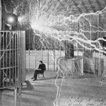Nikola Tesla en su laboratorio de Palm Springs. © Getty Images.