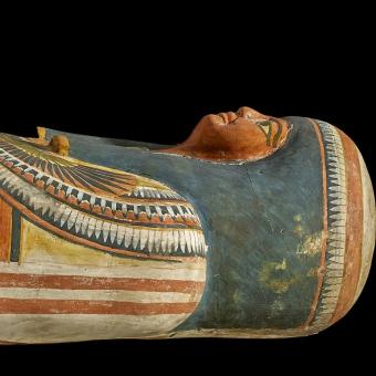 Mummy of Nesperennub in cartonnage case, side view. Thebes, Egypt 22nd Dynasty, about 800 BC. Wood, plaster, linen and human tissue. © Trustees of the British Museum.