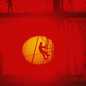 Un marinero trepa por la jarcia de un barco al caer el sol. Buenos Aires, Argentina. © Bruce Dale / National Geographic.