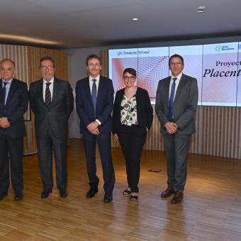 De izquierda a derecha: el director general del Hospital Clínic Barcelona, Josep Maria Campistol; el director gerente del Hospital Sant Joan de Déu Barcelona, Manel del Castillo; el director general de la Fundación ”la Caixa”, Antonio Vila Bertrán; el director de BCNatal y líder del proyecto, Eduard Gratacós; la especialista sénior de BCNatal y coordinadora científica sénior del proyecto, Elisenda Eixarch, y el director del Área de Relaciones con Instituciones de Investigación y Salud de la Fundación ”la Caixa”, Ignasi López, han presentado los resultados de la primera fase del proyecto CaixaResearch Placenta Artificial.