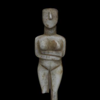 Parian marble female figure c. 2400-2500 a. C. Marble, Grècia. © The Trustees of the British Museum (2023).