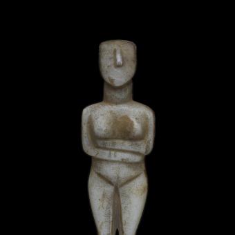 Figura cicládica, c. 2400-2500 a. C., mármol, Grecia. © The Trustees of the British Museum (2023).