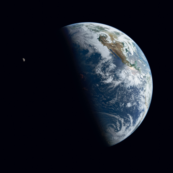 La Tierra y la Luna. Fotografía compuesta. GOES West, 25 de mayo de 2015. 