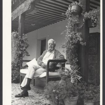 Foto de Luis García-Berlanga tomada en el porche de su casa en Somosaguas - Archivo Berlanga. Colección Filmoteca Española 