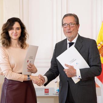 La presidenta de la Comunidad de Madrid, Isabel Díaz Ayuso, y el director general de la Fundación ”la Caixa”, Antonio Vila Bertrán, durante la firma del convenio. 