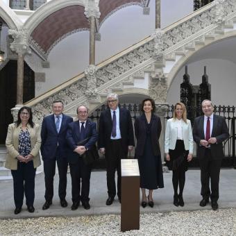 De izquierda a derecha, Elisa Duran, directora general adjunta de la Fundación ”la Caixa”; Ángel Simón, consejero delegado de CriteriaCaixa; Miquel Iceta, embajador delegado permanente de España en la Unesco; Juan José López Burniol, vicepresidente de la Fundación ”la Caixa”; Audrey Azoulay, directora general de la UNESCO; Maria Eugènia Gay, segunda teniente de alcaldía del Área de Derechos Sociales, Cultura, Educación y Ciclos de Vida del Ajuntament de Barcelona; y Jaume Lanaspa, presidente de la Oficina del Club de Roma a Barcelona