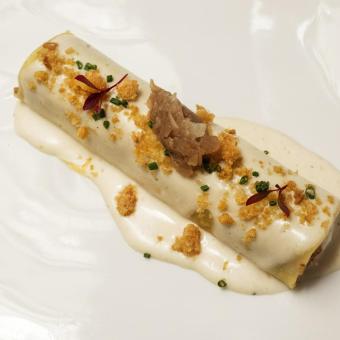 Canelón de cerdo negro y butifarró con cortezas y bechamel ahumada.