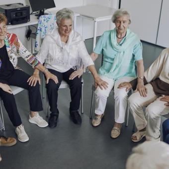 Gracias a las actividades del programa Siempre Acompañados las personas mayores se mantienen activas y hacen amistades.