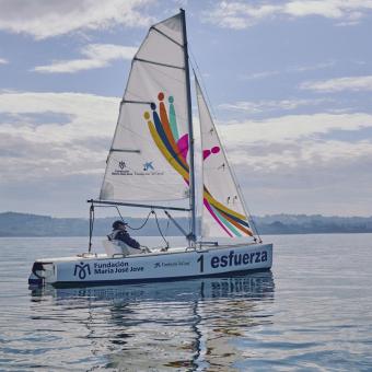 Un barco de vela del programa ESFUERZA de la Fundación María José Jove navegando.