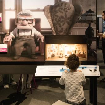 Una niña interactúa con el módulo sobre iluminación de la película UP