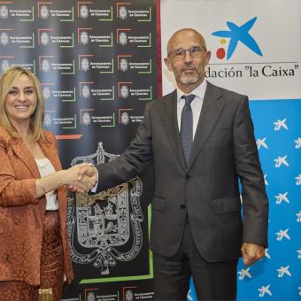 La alcaldesa de Granada, Marifrán Carazo, y el director corporativo de Territorio y Centros de la Fundación ”la Caixa”, Rafael Chueca, en la firma de un convenio cultural