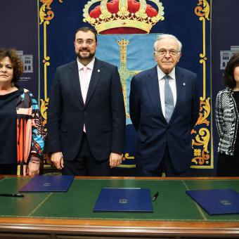 Marta del Arco, Consejera de Derechos Sociales y Bienestar del Principado; el presidente del Principado de Asturias, Adrián Barbón; el presidente de la Fundación ”la Caixa”, Isidro Fainé e Irene Agudo, delegada de la FLC en Asturias, en el acto de firma del convenio marco de hoy.