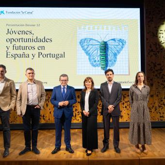 De izquierda a derecha: Alejandro Godino, del Centre d’Estudis Sociològics sobre la Vida Quotidiana i el Treball (QUIT) de la Universitat Autònoma de Barcelona (UAB); Joan M. Verd, del Centre d’Estudis Sociològics sobre la Vida Quotidiana i el Treball (QUIT) de la Universitat Autònoma de Barcelona (UAB); Juan Ramón Fuertes, director general adjunto de la Fundación ”la Caixa”; Lígia Ferro, de la Universidade do Porto; Pedro Abrantes, de la Universidade Aberta y el ISCTE - Instituto Universitário de Lisboa; y Arantxa Ribot, directora del Observatorio Social de la Fundación ”la Caixa”.