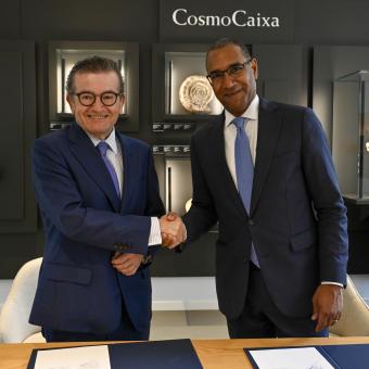 El director general adjunt de la Fundació "la Caixa", Joan Ramón Fuertes, i el president del AMNH, Sean Decatur. 