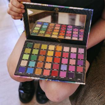 Ana ha empezado un curso de caracterización y maquillaje para cine y televisión.
