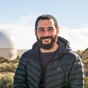 Michael Abdul-Masih analiza estrellas en el Instituto de Astrofísica de Canarias.