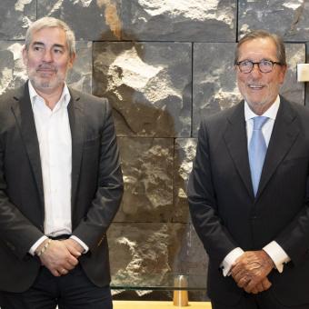 El presidente de Canarias, Fernando Clavijo, y el director general de la Fundación ”la Caixa”, Antonio Vila Bertrán, durante la firma del convenio marco en Santa Cruz de Tenerife.