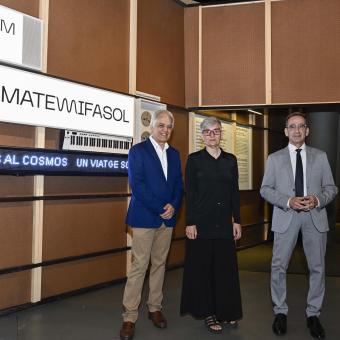 Los asesores de la exposición MateMiFaSol, Carlos Calderón y Magda Polo, con el director de CosmoCaixa, Valentí Farràs