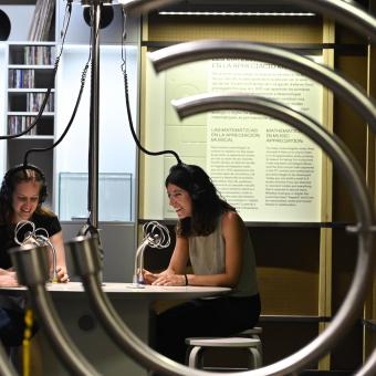 Uno de los ámbitos de la exposición permite distorsionar la voz de los visitantes.