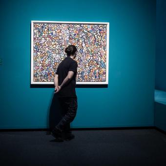Un visitante ante una obra de Jean Dubuffet en la exposición «Arte y Naturaleza» en CaixaForum Zaragoza