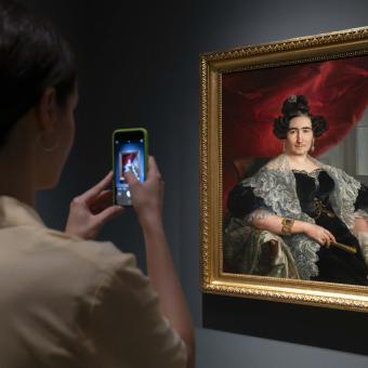 Visitante en la exposición XIX. El Siglo del Retrato. Colecciones del Museo del Prado. De la Ilustración a la modernidad.