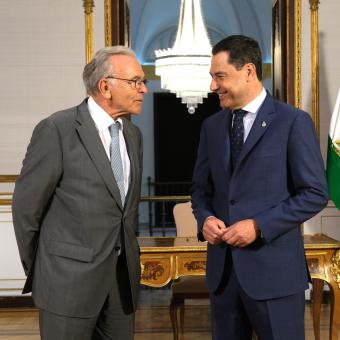 Juan Manuel Moreno, presidente de la Junta de Andalucía, e Isidro Fainé, presidente de la Fundación ”la Caixa”, en el acto de la firma del convenio marco entre ambas instituciones, hoy en Sevilla. 