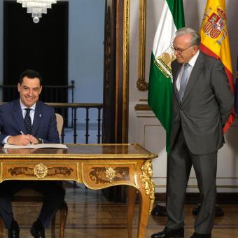 Juan Manuel Moreno, presidente de la Junta de Andalucía, e Isidro Fainé, presidente de la Fundación ”la Caixa”, en el acto de la firma del convenio marco entre ambas instituciones, hoy en Sevilla. 