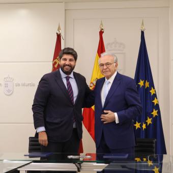 El presidente de la Región de Murcia, Fernando López Miras, y el presidente de la Fundación ”la Caixa”, Isidro Fainé, durante la firma del convenio marco entre ambas instituciones firmado hoy. 