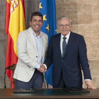 El president de la Generalitat Valenciana, Carlos Mazón, i el president de la Fundació "la Caixa", Isidre Fainé, durant la signatura del conveni marc entre ambdues institucions, hui a València.