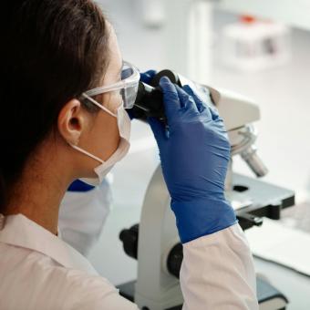 Imatge d'una científica al laboratori.