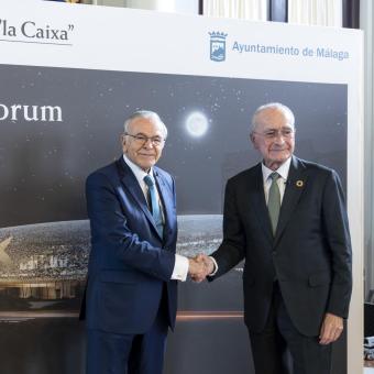 Foto de archivo del presidente de la Fundación "la Caixa", Isidro Fainé, dándose la mano con el alcalde Málaga, Francisco de la Torre, en la presentación del futuro CaixaForum Málaga