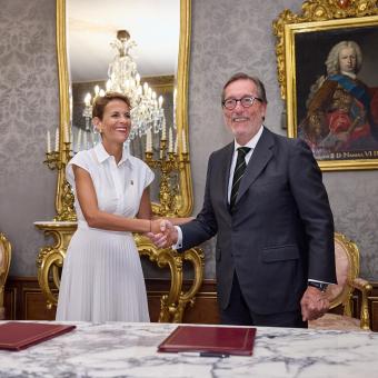 La presidenta de Navarra, María Chivite, y el director general de la Fundación "la Caixa", Antonio Vila Bertrán, durante la firma del convenio marco en Pamplona