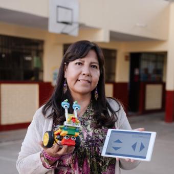 María Teresa Cornejo, docent al Perú. 