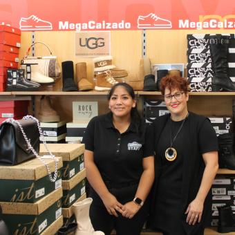 Lourdes Andia, beneficiaria del programa Incorpora, junto a Maite Lacalle, RRHH de Megacalzado.