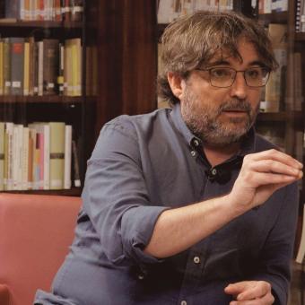 Fotograma de la serie documental Periodistes, con Jordi Évole como protagonista.