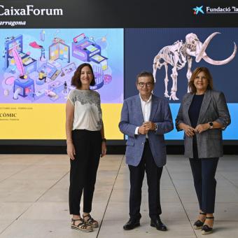 La directora de l’Àrea d’Exposicions, Col·lecció i CaixaForum+ de la Fundació ”la Caixa”, Isabel Salgado; el director general adjunt de la Fundació ”la Caixa”, Joan Ramon Fuertes, i la directora de CaixaForum Tarragona, Glòria Olivé, durant la presentació de temporada