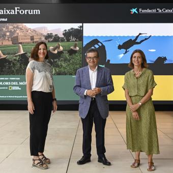 La directora de l’Àrea d’Exposicions, Col·lecció i CaixaForum+ de la Fundació ”la Caixa”, Isabel Salgado; el director general adjunt de la Fundació ”la Caixa”, Joan Ramon Fuertes, i la directora de CaixaForum Girona, Anna Colomer, durant la presentació de temporada