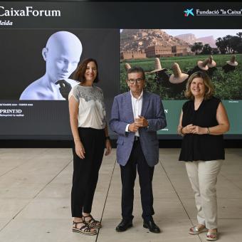 La directora de l’Àrea d’Exposicions, Col·lecció i CaixaForum+ de la Fundació ”la Caixa”, Isabel Salgado; el director general adjunt de la Fundació ”la Caixa”, Joan Ramon Fuertes, i la directora de CaixaForum Lleida, Maribel Tost, durant la presentació de temporada