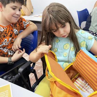 Els nens que atén CaixaProinfància rebran material escolar.