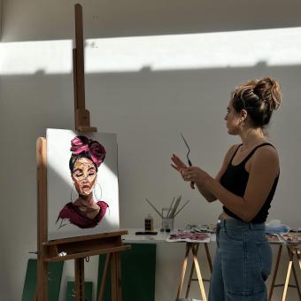 Elena Gual ha desarrollado una técnica distintiva de pintura con espátula con la que crea texturas y capas.