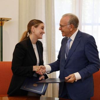 La presidenta del Govern de les Illes Balears, Margalida Prohens, i el president de la Fundació "la Caixa”, Isidre Fainé, a la signatura del conveni marc per al 2024 entre les dues entitats, avui a Palma.
