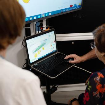 Personas mayores en el taller de impresión 3d.