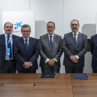 Foto de familia de la firma del convenio entre la CAF y la Fundación "la Caixa".