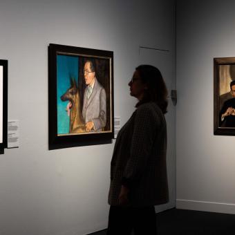 Una visitante en la exposición Tiempos inciertos. Alemania entre guerras.