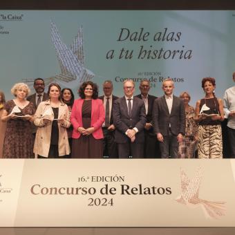 Marc Simón, subdirector general de la Fundación ”la Caixa”, y Rocío Barragán, directora general de Personas Mayores de la Junta de Andalucía, con los ganadores del XVI Concurso de Relatos Escritos por Personas Mayores.