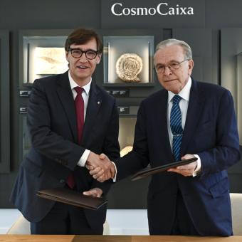El president de la Generalitat de Catalunya, Salvador Illa, i el president de la Fundació ”la Caixa”, Isidre Fainé, durant la signatura de l'acord.
