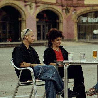 Les Impuxibles protagonizan el primer capítulo de La plaça en CaixaForum+, una entrevista a cargo de Andrea Gumes.