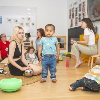 El projecte Espais Familiars 0-3 acompanya famílies en situació de vulnerabilitat amb fills de 0 a 3 anys en aquesta etapa de la vida tan crítica per als menors.