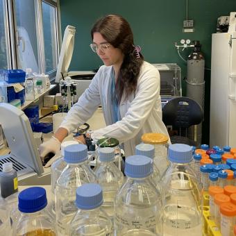 Irene González, investigadora d'IrsiCaixa, al laboratori.